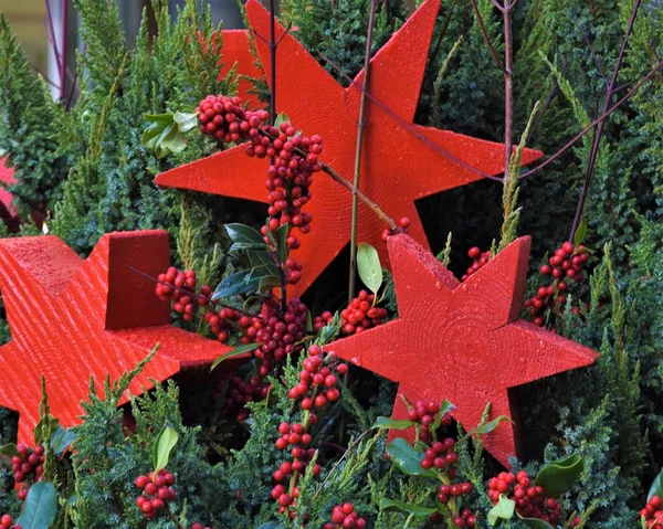 赤い果実や緑の植物 クリスマスの装飾が付いている木製 — ストック写真