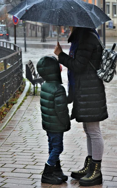 Yağmurlu Bir Günde Dışında Bir Çocukla Bir Şemsiye Ayakta Altında — Stok fotoğraf