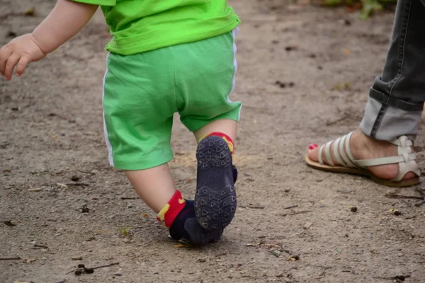 Bambino Impara Fare Primi Passi — Foto Stock