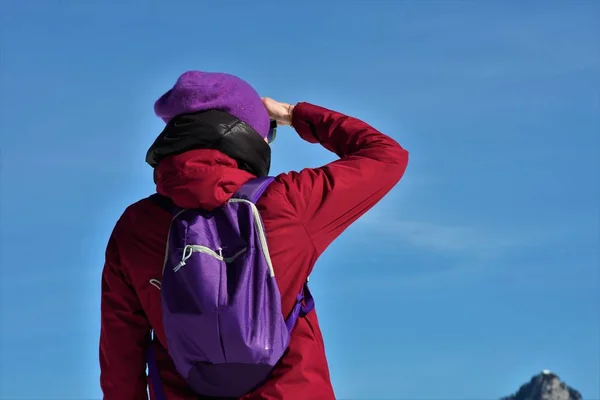 Mujer Joven Una Chaqueta Con Una Mochila Mira Las Montañas —  Fotos de Stock