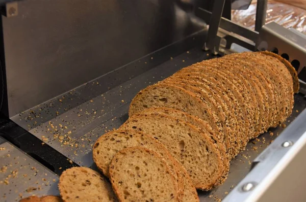Roti Gandum Dengan Biji Dan Biji Poppy Dimasak Dalam Irisan — Stok Foto