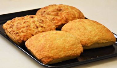 siyah tahta üzerinde peynir ile buğday çörekleri