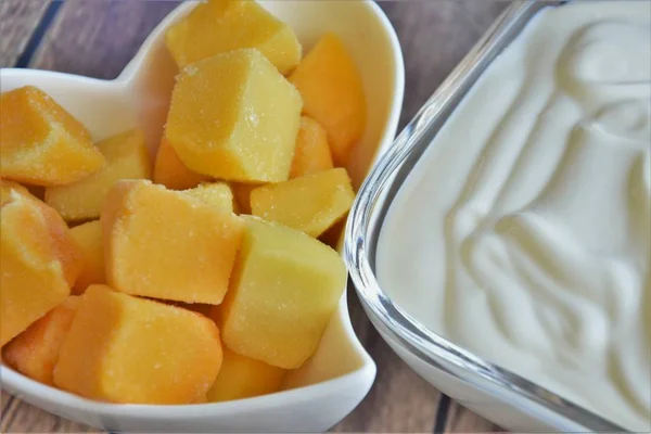 Färsk Djupfryst Mango Och Naturell Yoghurt — Stockfoto