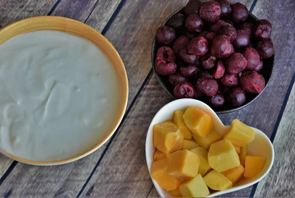 Naturell Yoghurt Och Färska Frysta Körsbär Och Mango — Stockfoto