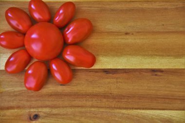  ahşap arka planda Olgun kırmızı domates