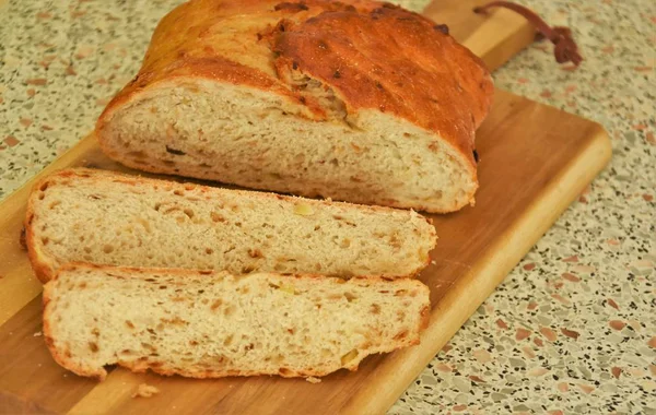 Pan Con Cebolla Sobre Tabla Madera — Foto de Stock