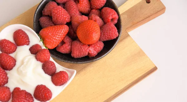 Bessen Frambozen Aardbeien Met Natuurlijke Yoghurt — Stockfoto