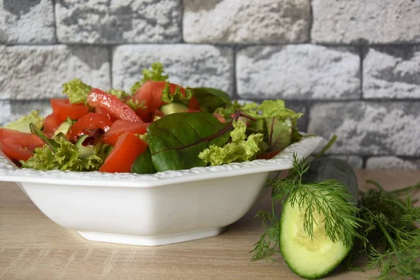 Beyaz Bir Tabakta Sebze Marul Pancar Salatası — Stok fotoğraf