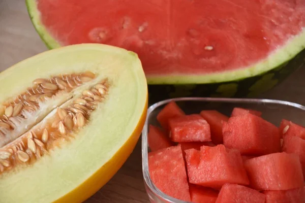 Halv Melon Med Frön Och Mogen Vattenmelon Halva Skuren Kuber — Stockfoto