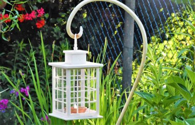 ızgara çit yakınındaki bahçede asılı sokak beyaz el feneri