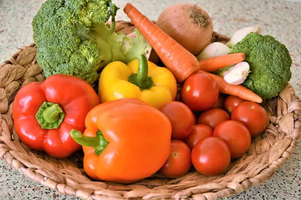 Verduras Frescas Brócoli Pimentón Zanahorias Cebollas Tomates Recipiente Mimbre —  Fotos de Stock