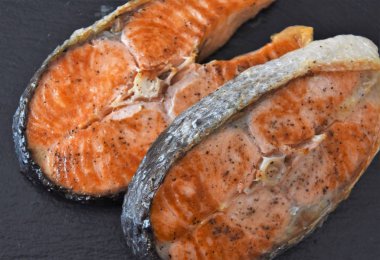 kızarmış mersin balığı iki adet ve siyah bir arka plan üzerinde