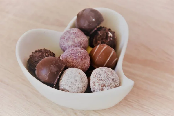 Doce Chocolate Uma Xícara Branca Forma Coração Uma Mesa Madeira — Fotografia de Stock
