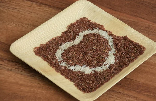 Ahşap Bir Tabak Üzerinde Uzun Tahıl Kırmızı Beyaz Soyulmuş Pirinç — Stok fotoğraf