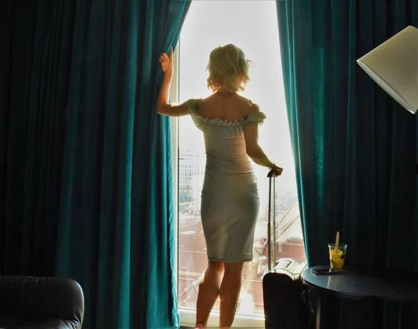 Молода Струнка Жінка Стоїть Біля Вікна Валізою Готельному Номері — стокове фото