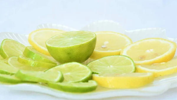 Лимоны Ломтики Лайма Тарелке — стоковое фото