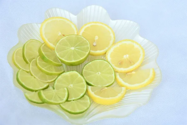Лимоны Ломтики Лайма Тарелке — стоковое фото