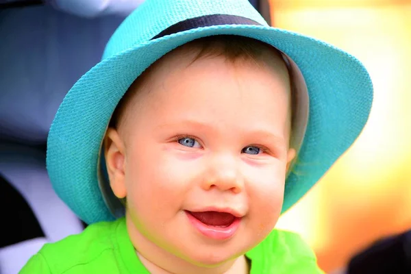 青い帽子をかぶった小さな男の子が微笑んでいる — ストック写真