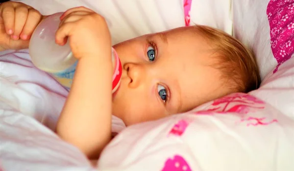 Baby Bett Mit Babyflasche — Stockfoto