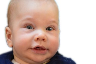 beyaz bir arka plan üzerinde tüyleri dişleri ile bebek portresi