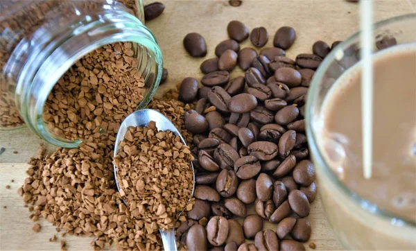 Kaffeebohnen Eine Dose Instant Kaffee Und Ein Kaffeebecher Mit Milch — Stockfoto