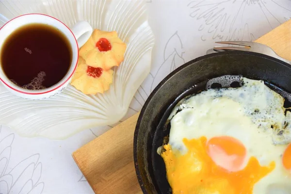 Frühstück Auf Dem Tisch Rührei Einer Gusseisernen Pfanne Tee Becher — Stockfoto