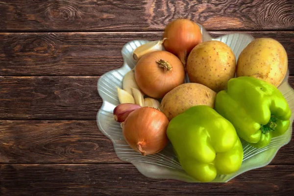 Verdure Fresche Cipolle Aglio Patate Paprica Verde Piatto Uno Sfondo — Foto Stock