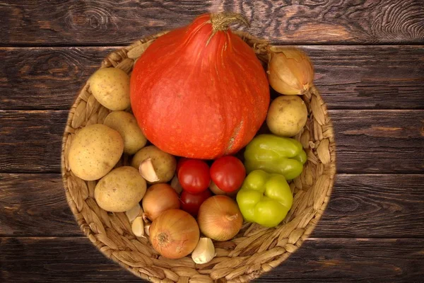 Raccolto Verdure Zucca Patate Paprica Cipolle Aglio Pomodori Cesto Vimini — Foto Stock