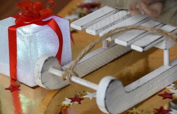 Weiße Weihnachtsdekoration Holzschlitten Und Geschenkbox Lampe Mit Rotem Band — Stockfoto