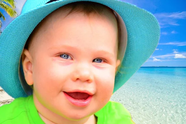 Boy Blue Eyes Blue Hat Background Blue Sea Sky — Stockfoto