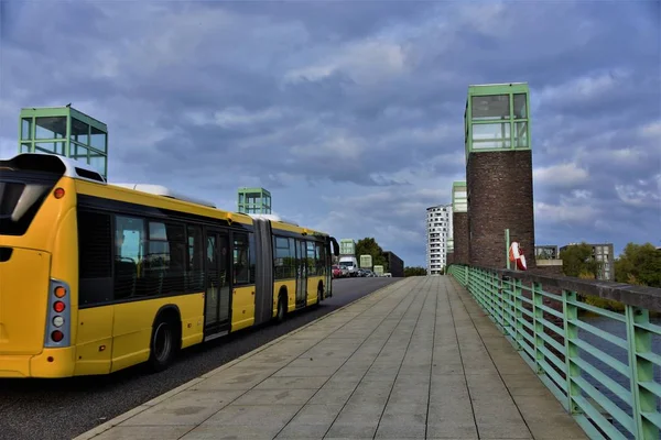 Pasajero Autobús Urbano Paseos Puente Ciudad — Foto de Stock
