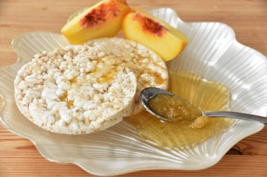  Ballı gözleme ve olgun şeftali dilimleri.