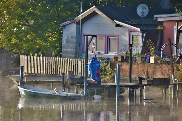 Casa Madera Junto Río Barco Muelle —  Fotos de Stock