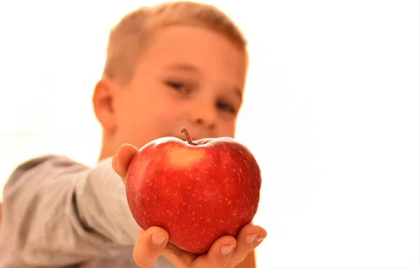 Menino Com Uma Maçã Vermelha Fundo Branco — Fotografia de Stock