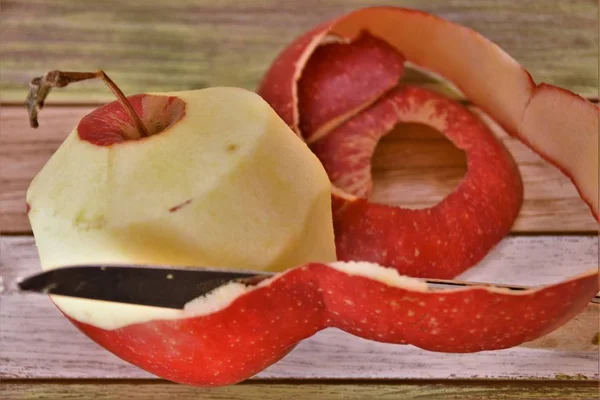 Pomme Rouge Avec Couteau Pelure Pelée Sur Des Planches Bois — Photo