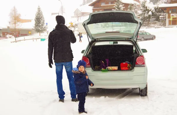 Férfi Egy Fiúval Áll Egy Autó Mellett Hóban — Stock Fotó