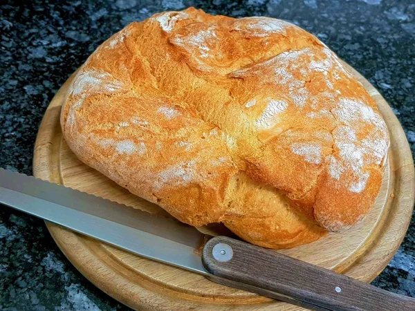 Pâine Grâu Integral Cuțit Placă Lemn Masă Neagră Marmură — Fotografie, imagine de stoc