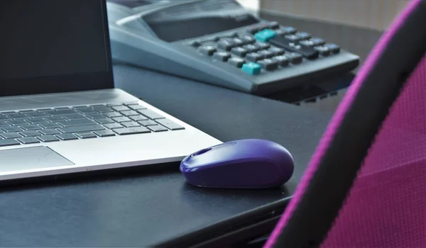 Schreibtisch Mit Laptop Taschenrechner Und Bürostuhl — Stockfoto