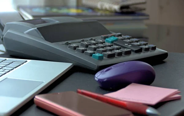 Laptop Taschenrechner Smartphone Notizen Und Kugelschreiber Liegen Auf Dem Schreibtisch — Stockfoto