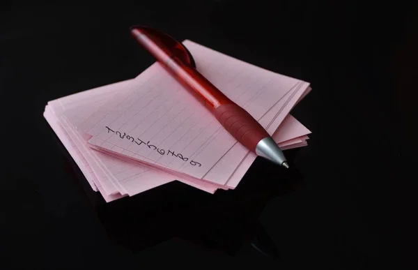 Σημείωμα Χαρτί Και Κόκκινο Στυλό Διαρκείας — Φωτογραφία Αρχείου