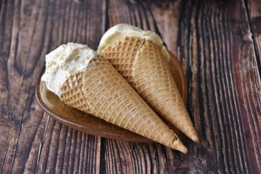 Waffle külahında iki dondurma