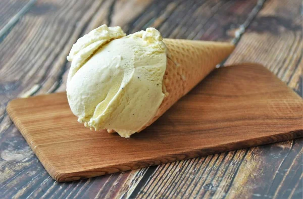 Crème Glacée Vanille Dans Cône Gaufre Sur Une Planche Bois — Photo