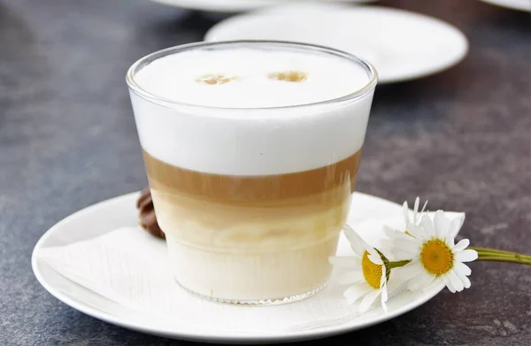 Latte Macchiato Kaffeegetränk Einer Glasschale Auf Einer Weißen Untertasse Und — Stockfoto