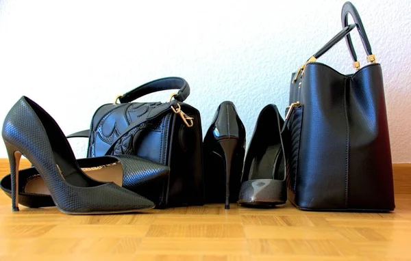 Chaussures Sacs Main Pour Femmes Sur Parquet — Photo