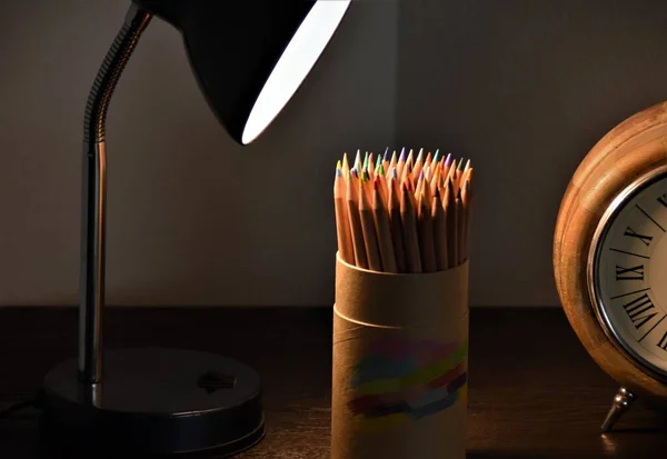 Masa Lambası Renkli Kalemler Komodinin Üzerinde Bir Saat — Stok fotoğraf
