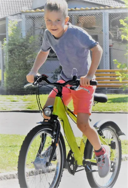 Niño Monta Una Bicicleta Parque Pista — Foto de Stock