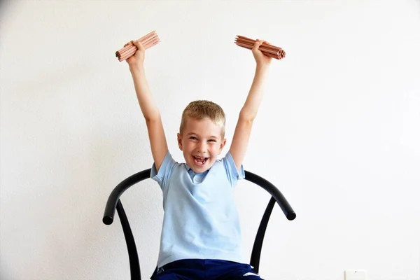 Radostný Šťastný Chlapec Sedí Tužkami Ruce — Stock fotografie