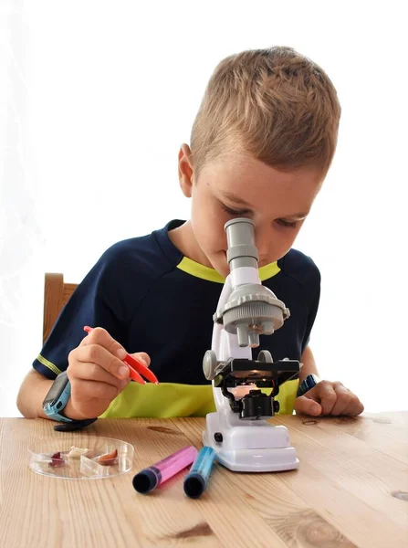 Chlapec Sedí Dívá Přes Mikroskop — Stock fotografie