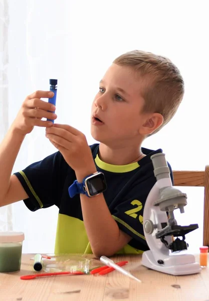 Chlapec Sedící Mikroskopu — Stock fotografie