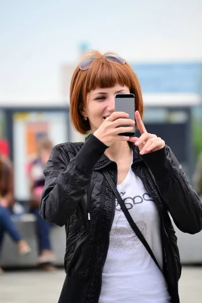 Flicka Svart Jacka Med Smartphone Händerna Utomhus — Stockfoto